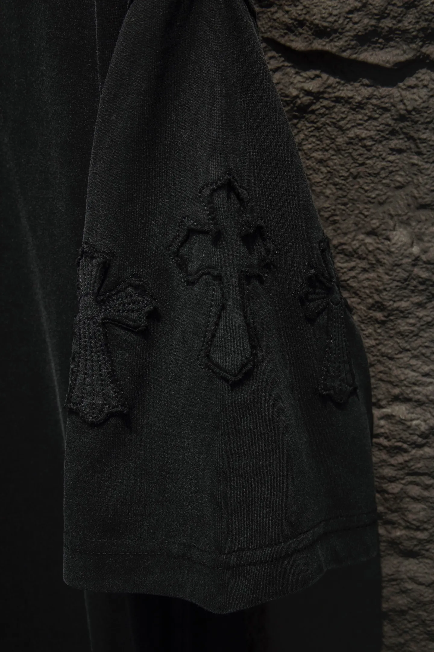 P200 🆕Chrome Hearts os version is really charming and Chrome Hearts is really a must-have. Each season's new version is made to the extreme. It is very practical and can be worn casually. Nice✔️ - ⚠️100% cotton. Made of 32-count double yarn, 260-gram weight fabric and imported knitted carded cotton. The thickness is moderate, drapey and contoured, and the upper body is comfortable! ! It is very tolerant to fat body types and can instantly lose five pounds after wearing it!  Front panel #Back panel Simple elements# The English letters are arranged artistically. Imported Tajima high-density heavy-duty embroidery technology. The font is three-dimensional and full. The letters are embroidered by imported machines after adjusting according to the original details. The thickness is moderate. The hardware is imported hardware accessories. The body is washed, fried and frayed, and hand-made elements are added, which greatly increases the interest of the clothing; unique visual effects. The special fraying effect creates a unique distressed effect. The addition of handmade elements to the body greatly increases the interest of the clothing; it has a unique visual effect. After special fraying effect treatment, a unique distressed effect is formed. An irregular hem is added to the version. This year, Crow Heart is focusing on the version. In the past two years, the oversize version has become the focus of the trend. It has also been a popular staple in the past two years. The change of designers has made this brand an instant hit. The progressive fashion of the times also needs the blood impact of fresh elements and trendy designs in order to continue its glory! It’s stylish both inside and outside, a must-have for high street travel! An absolute "eye-catching style" that can match couples 💏 Color: washed black, fried gray Size: S M L XL